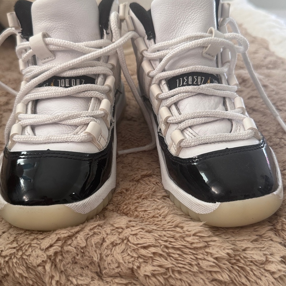 Nike Air Jordan 11 Retro Low Emerald Shoes EUC Size 12 Boys/Unisex - Picture 3 of 9
